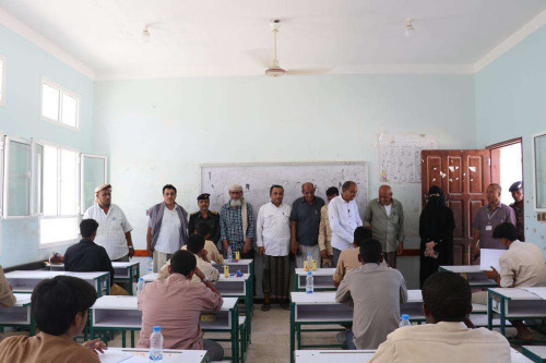 انتقالي قشن يتفقد مركز امتحانات طلاب الثانوية العامة بالمديرية