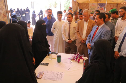 مدير الوسائل والتقنيات التعليمية بمكتب التربية والتعليم يطلع على معرض المهارات بكلية البنات جامعة سيئون