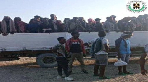 قوات حزام أبين تضبط شاحنتين محملتين بعشرات اللاجئين الأفارقة