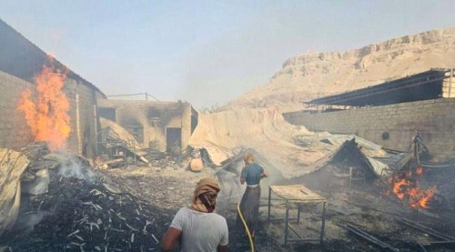 حضرموت.. حريق هائل يلتهم ورشة تجارية للأثاث في مديرية تريم