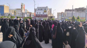 وقفة احتجاجية لنساء عدن للمطالبة بالخدمات وتحسين الوضع المعيشي