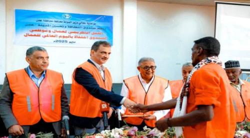 المحافظ لملس يكرّم العمال المبرزين بصندوق النظافة والتحسين في العاصمة عدن 