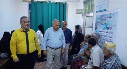 البيشي وعمير يدشنان المخيم الطبي المجاني للأمراض المزمنة في صيرة