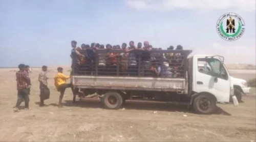 قوات الحزام الأمني في الصبيحة تضبط 119 مهاجرا أفريقيا بعمق البحر