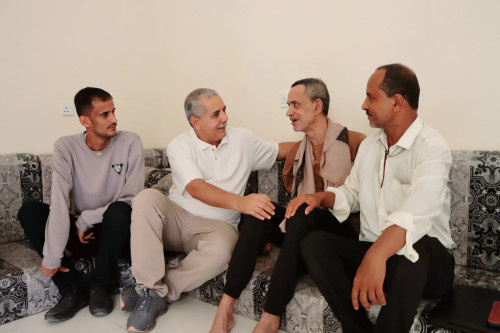المحامي الشعيبي يزور المناضل العسل للاطمئنان على صحته