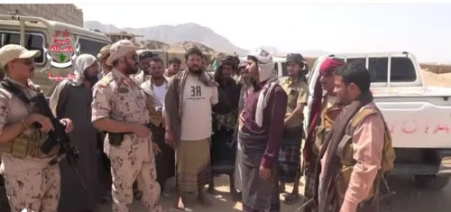 بتوجيهات المحرّمي.. قيادات من العمالقة تقوم بزيارة عيدية للمرابطين في جبهات القتال
