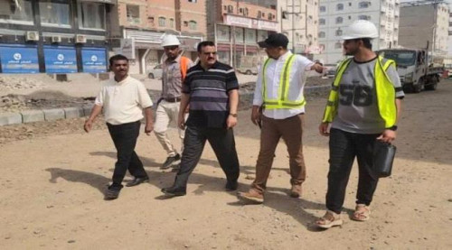 الداؤودي يتفقد العمل في مشروع سفلتة شارع الخمسين بالمنصورة