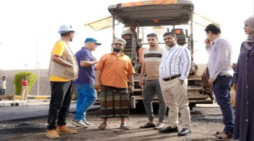 مدير عام الشيخ عثمان يتفقد أعمال سفلتة محيط مستشفى الصداقة