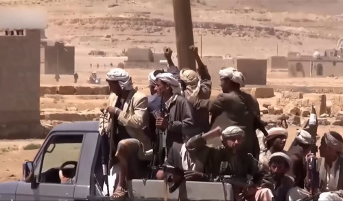 الحوثي يفرج عن عصابة فجّرت منازل وأحرقت ممتلكات مواطنين في عمران