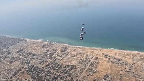 دولة الإمارات تنفذ عملية الإسقاط الجوي الـ54 فوق غزة