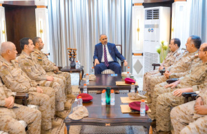 الرئيس الزُبيدي يترأس اجتماعًا لرئاسة هيئة الأركان العامة وعدد من هيئات ودوائر وزارة الدفاع