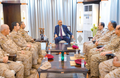 الرئيس الزُبيدي يترأس اجتماعًا لرئاسة هيئة الأركان العامة وعدد من هيئات ودوائر وزارة الدفاع