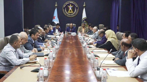 الأمين العام للمجلس الانتقالي  يترأس اجتماعًا استثنائيًا مشتركًا مع فرق التوجيه والرقابة الرئاسية ورؤساء الهيئات التنفيذية بالمحافظات