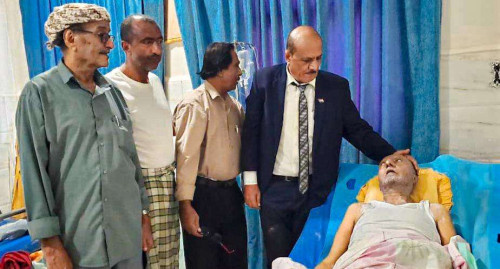 فريق من الجمعية الوطنية يطمئن على صحة العميد سالم باشادي بأحد مشافي العاصمة عدن