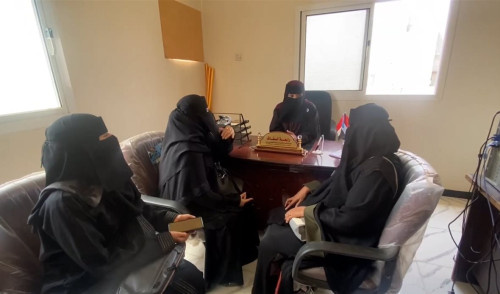 فريق من مجلس المستشارين يزور مراكز الرعاية الصحية للأمومة والطفولة في لحج 