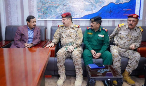 محافظ شبوة يبحث مع القيادات الأمنية والعسكرية سبل الحد من الهجرة غير الشرعية