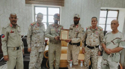 تكريم النقيب باجابر لتفوقه في دورة قادة الكتائب بالعاصمة عدن