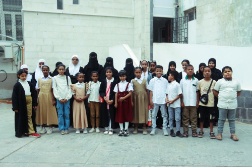 انتقالي حضرموت ينظم زيارة تعريفية لطلاب المخيم الصيفي إلى إذاعة المكلا
