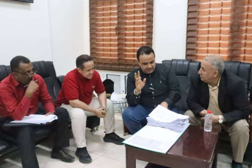 فريق التوجيه والرقابة الرئاسي يطلع على عمل البنك المركزي بمحافظة لحج