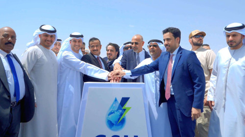 الرئيس الزُبيدي وسفير دولة الإمارات محطة الطاقة الشمسية في عتق