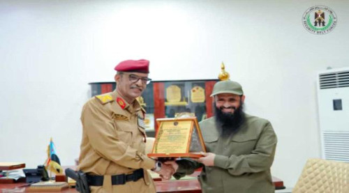 بتوجيهات الرئيس الزُبيدي.. تكريم القيادة العامة لقوات الحزام الأمني على مواقفهم الإنسانية والوطنية