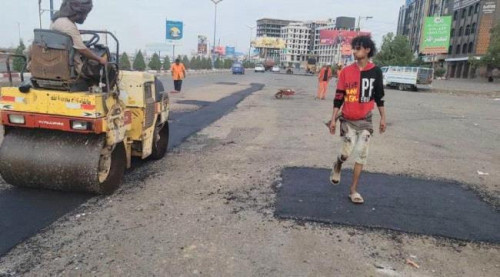 عدن.. حملة واسعة لصيانة وترميم الشوارع المتهالكة في مديرية المنصورة