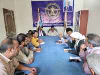 فريق التوجيه والرقابة الرئاسي يلتقي مدير مكتب الأوقاف بمديرية عتق