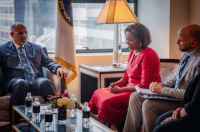 الرئيس الزُبيدي يبحث مع مسؤولة رفيعة في برنامج الأغذية العالمي سُبل تعزيز المساعدات الإنسانية لبلادنا