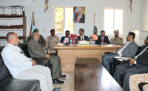 فريق التوجيه والرقابة الرئاسي يبحث مع اللواء الأول مشاة بحري سبل تعزيز الجاهزية العسكرية بسقطرى