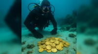 كنز مفقود.. غواصون ينتشلون عملات بقيمة مليون دولار