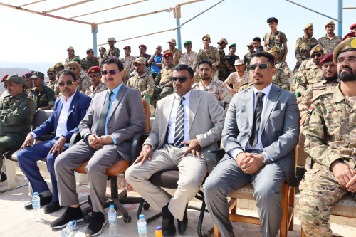 فريق التوجيه والرقابة الرئاسي يدشن دورة تدريبية لتأهيل وهيكلة قوات اللواء الأول مشاة بحري بسقطرى