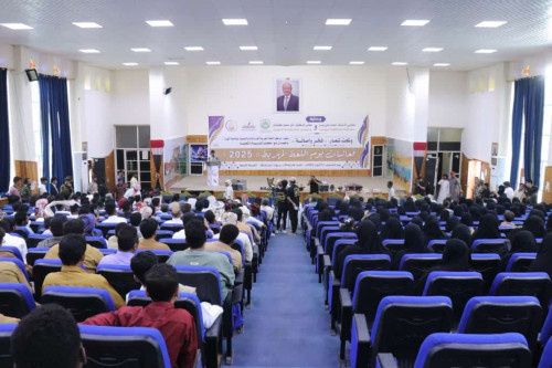 بحضور فريق التوجيه والرقابة الرئاسي.. المهرة تشهد حفلًا ثقافيًا وتراثيًا احتفاءً بيوم اللغة المهرية