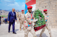 الرئيس الزُبيدي يضع إكليلا من الزهور على نصب الشهيد لبوزة ويزور منصة الشهداء في ردفان