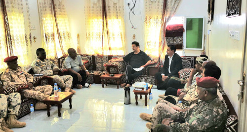 فريق التوجيه والرقابة الرئاسي يلتقي قيادة الوحدات العسكرية في سقطرى