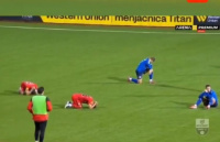 واقعة مأسوية.. انهيار اللاعبين بعد إعلان وفاة مدربهم أثناء المباراة