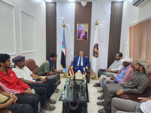 فريق التوجيه والرقابة الرئاسي يلتقي إدارة نادي الجزع الرياضي بمديرية الغيضة