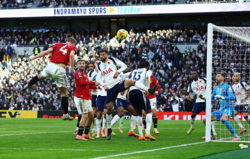 يونايتد ينتزع التعادل 2-2 مع توتنهام في الدوري الإنجليزي الممتاز لكرة القدم