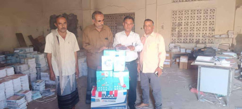 انتقالي ردفان يسلم إدارة مكتب التربية والتعليم بالمديرية كتبًا مدرسية