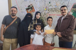 مدير عام المنصورة يكرم الطالب "رشيد أحمد" الفائز في مسابقة الأغنية الوطنية بمدارس المديرية