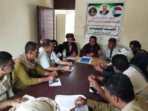 تنفيذية انتقالي خنفر تعقد اجتماعها الدوري بحضور قيادة السلطة المحلية بالمديرية