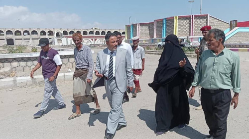 رئيس تنفيذية انتقالي أبين يتفقد ساحة الشهداء بزنجبار ويزور المسرح بعد إعادة تأهيله