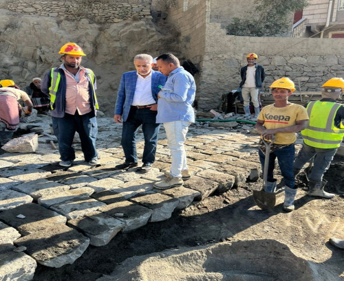 رئيس مجلس إدارة إقليم اليمن يتفقد أعمال صيانة طريق الأعروق – حيفان