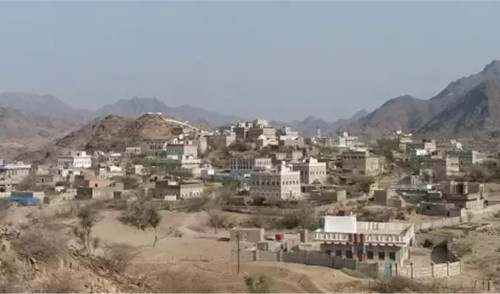 قيادي حوثي يقتحم قرى في تعز ويصادر هواتف النساء تحت التهديد