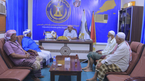 رئيس تنفيذية انتقالي وادي وصحراء حضرموت يناقش تسيير قافلة دعم لجبهة الضالع