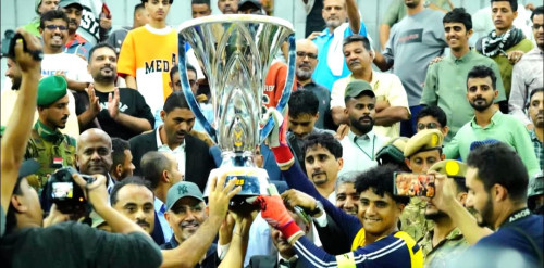 الرئيس الزُبيدي يشهد نهائي كأس العاصمة عدن ويتوج وحدة عدن بطلاً للبطولة