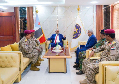 الرئيس الزُبيدي يطّلع على الأوضاع العسكرية الأمنية في سقطرى ويشيد بحالة الاستقرار التي تعيشها المحافظة