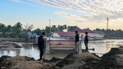 كارثة في إندونيسيا.. الفيضانات تبتلع 500 شخص