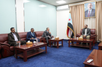 الأمين العام للمجلس الانتقالي يلتقي منسق الشؤون الإنسانية للأمم المتحدة  