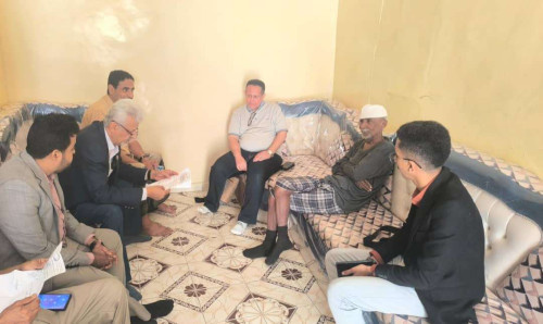 فريق التوجيه والرقابة الرئاسي يزور المناضل فضل مفتاح للاطمئنان على صحته