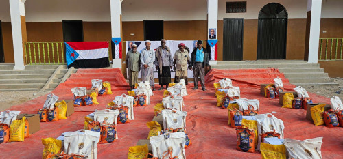 مقدمة من الرئيس الزُبيدي.. انتقالي تريم يدشّن توزيع السلال الغذائية للأسر الأشد احتياجًا